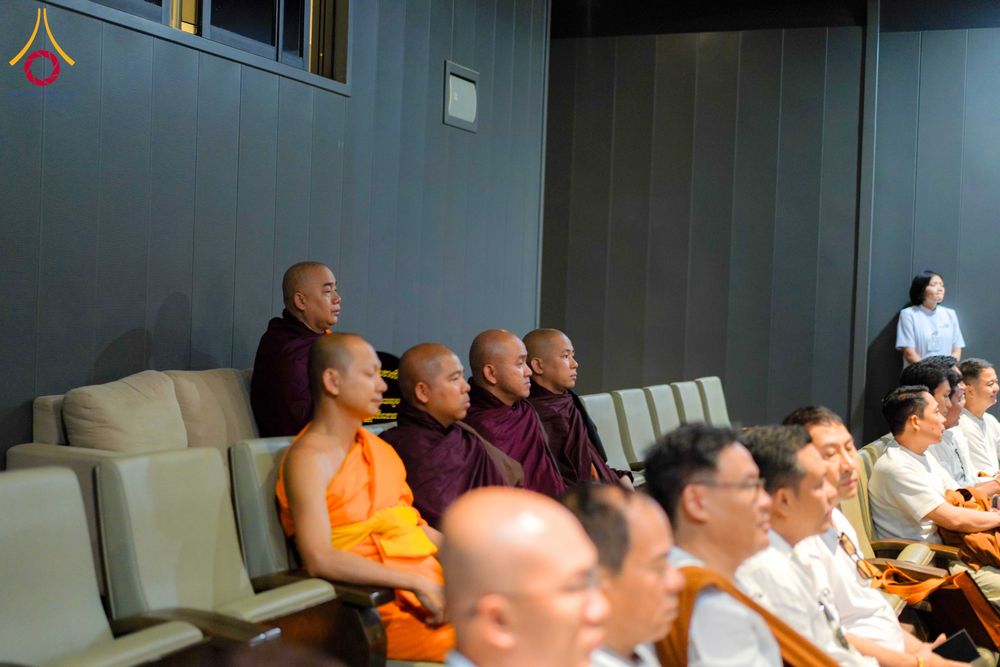 ภาพ No.327670:วันที่ 1-6 พฤษภาคม พ.ศ.2569 ต้อนรับชาวต่างชาติ พระภิกษุ คณะชาวเมียนมาร์  อุบาสิกาชาวอินเดีย เยี่ยมชมวัดพระธรรมกายและสักการะพระมหาธรรมกายเจดีย์