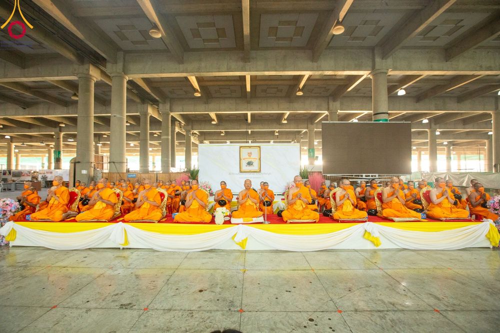 ภาพ No.115461:พิธีตักบาตรฉลองพระใหม่ ในโครงการอุปสมบทหมู่บูชาธรรม 115 ปี คุณยายอาจารย์มหารัตนอุบาสิกาจันทร์ ขนนกยูง วันที่ 19  มกราคม พ.ศ. 2567 ณ มหารัตนวิหารคด วัดพระธรรมกาย