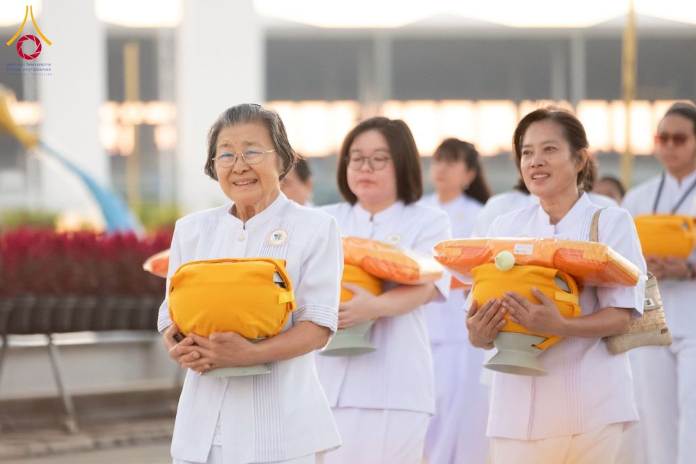 ภาพ No.276599:วันเสาร์ที่ 6 ธันวาคม  พ.ศ. 2568 พิธีเวียนประทักษิณและพิธีวันทาเจดีย์ โครงการอุปสมบทบูชาธรรมมหาปูชนียาจารย์ ประจำปี พ.ศ.2568 โครงการบวชพระนานาชาติ AEC และ WAB รุ่น CEO (นักบริหาร) รุ่นที่ 5 ณ มหาธรรมกายเจดีย์ วัดพระธรรมกาย