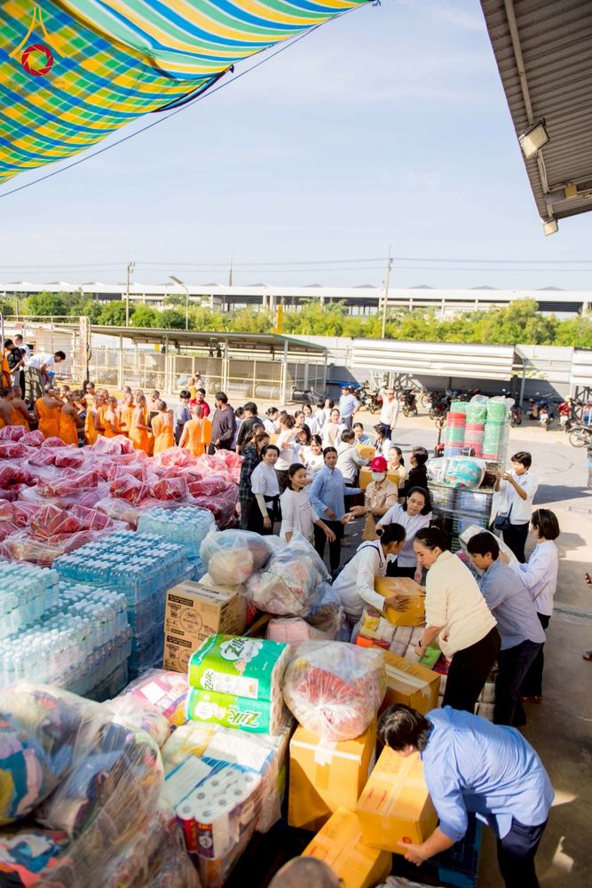ภาพ No.273665:วันที่ 27 พฤศจิกายน พ.ศ. 2568 คณะศิษยานุศิษย์วัดพระธรรมกาย มูลนิธิธรรมกาย มอบอาหารและสิ่งของความช่วยเหลือให้พี่น้องชาวใต้ ผู้ประสบอุทกภัยน้ำท่วม