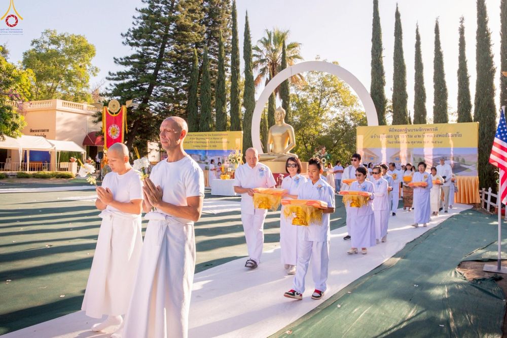 ภาพ No.252226:วันที่ 4-5 ตุลาคม พ.ศ. 2568  วัดพระธรรมกายแคลิฟอร์เนีย ประเทศสหรัฐอเมริกา ได้จัดพิธีตัดปอยผม โดยคณะสงฆ์ ญาติ ๆ และสาธุชน ให้กับนาคธรรมทายาท 8 ท่าน และได้จัดพิธีบรรพชา-อุปสมบท ฉลองพิธีทอดกฐินบรมจักรพรรดิ สร้างอุโบสถ 82 ปี บูชาธรรมหลวงพ่อธัมมชโย
