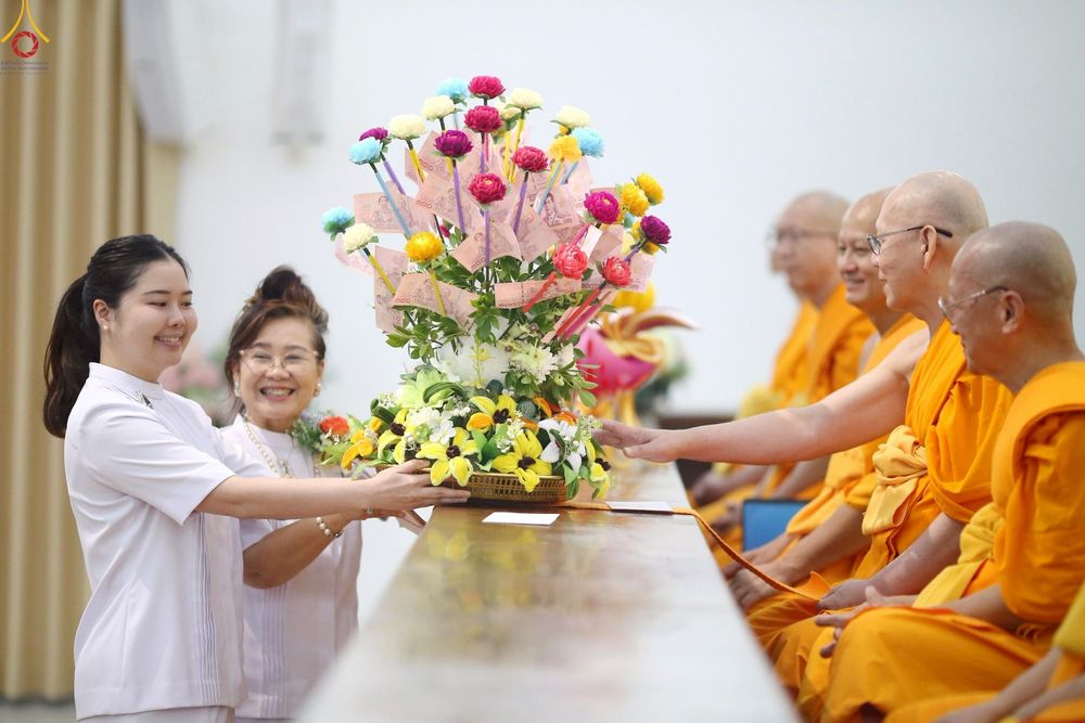 ภาพ No.258600:วันที่ 19 ตุลาคม พ.ศ. 2568 พิธีทอดกฐินสามัคคีทั่วไทย 30,000 วัด โดยคณะศิษยานุศิษย์ บูชาธรรม 81 ปี หลวงพ่อธัมมชโย ณ ศูนย์ปฎิบัติธรรมน้ำใสใจสว่าง  เขตบางกอกน้อย กรุงเทพมหานคร