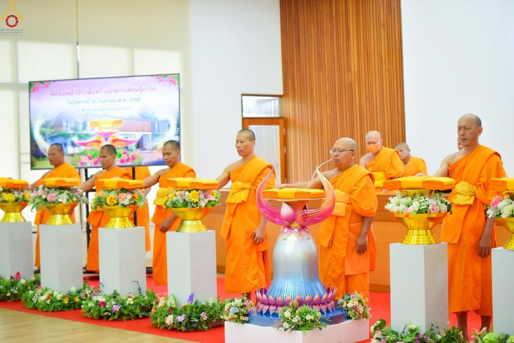 ภาพ No.249936:วันอังคารที่ 30 กันยายน พ.ศ. 2568 พิธีตอกเสามงคลต้นแรกอาคารเศรษฐีถาวร ที่พักผู้มาปฏิบัติธรรม ณ ศูนย์ปฏิบัติธรรมจันทบุรี