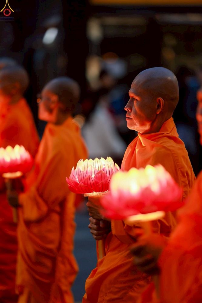 ภาพ No.229547:วันเสาร์ที่ 26 เมษายน พ.ศ. 2568 คณะพระภิกษุสามเณรในโครงการบรรพชาหมู่ 81 รูป  วัดภาวนาโซล ประเทศเกาหลีใต้ ได้ร่วมกับคณะสาธุชนคนไทยในเกาหลีใต้  ร่วมกันเดินขบวนอัญเชิญโคมดอกบัว  เพื่อบูชาแด่องค์สมเด็จพระสัมมาสัมพุทธเจ้า  ในงานเทศกาลวิสาขบูชานานาชาติ ประจำปี