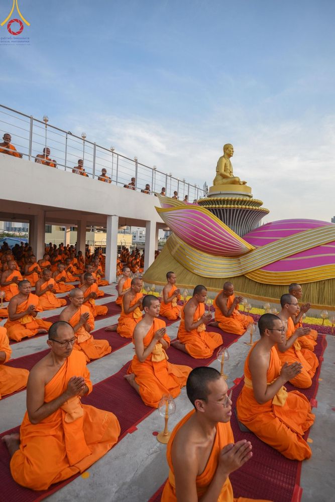 ภาพ No.201560:พิธีจุดประทีปถวายเป็นพุทธบูชา และบูชาธรรมมหาปูชนียาจารย์ ณ อาคารธรรมยาตรา กตัญญูบูชามหาปูชนียาจารย์ ตรงข้ามวัดปากน้ำภาษีเจริญ จ.กรุงเทพมหานคร ในโครงการธรรมยาตรา กตัญญูบูชา มหาปูชนียาจารย์ พระมงคลเทพมุนี(สด จนฺทสโร) พระผู้ปราบมาร อนุสรณ์สถาน 7 แห่ง