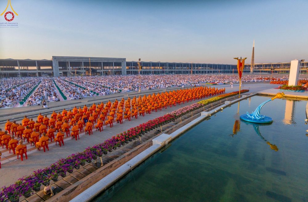 ภาพ No.105234:พิธีตักบาตรฉลองพระบวชใหม่ รุ่นบูชาธรรมมหาปูชนียาจารย์ และต้อนรับศักราชใหม่ วันจันทร์ที่ 1 มกราคม พ.ศ. 2567 ณ ลานธรรมพระมหาธรรมกายเจดีย์ วัดพระธรรมกาย