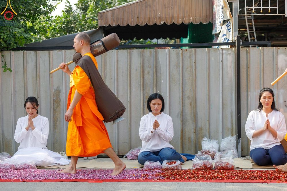 ภาพ No.190603:พิธีต้อนรับพระธรรมยาตรา ณ อนุสรณ์สถาน สถานที่ตั้งมโนปณิธานบวชตลอดชีวิต อนุสรณ์สถานคลองบางนางแท่น อ.สามพราน จ.นครปฐม ในโครงการธรรมยาตรา กตัญญูบูชา มหาปูชนียาจารย์ พระมงคลเทพมุนี(สด จนฺทสโร) พระผู้ปราบมาร อนุสรณ์สถาน 7 แห่ง ปีที่ 13 วันที่ 7 ม.ค.2568