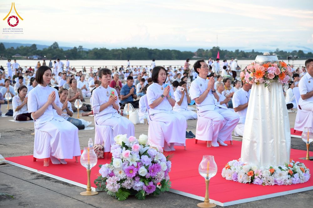 ภาพ No.250438:วันอังคารที่ 7 ตุลาคม พ.ศ. 2568 พิธีจุดประทีปบูชาพระรัตนตรัย ณ ลานธรรมปทุมรัตน์ธรรมเจดีย์ พุทธอุทยานนานาชาติ อ.โพนพิสัย จ.หนองคาย