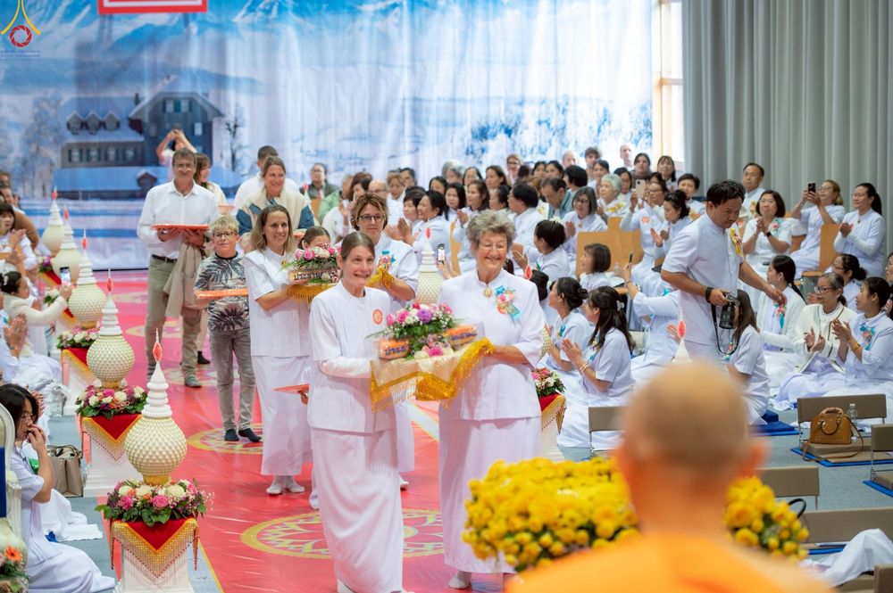 ภาพ No.256030:วันที่ 12 ตุลาคม พ.ศ. 2568 พิธีทอดกฐินวัดพระธรรมกายสวิตเซอร์แลนด์  ณ หอประชุมโรงเรียน Obergoldbach เมือง Bern ประเทศสวิตเซอร์แลนด์