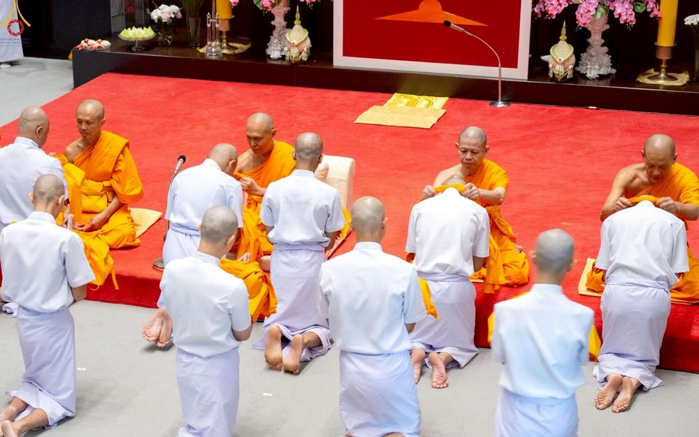 ภาพ No.229139:วันเสาร์ที่ 14 มิถุนายน พ.ศ. 2568 พิธีบรรพชา , พิธีถวายบาตร , พิธีอุปสมบท ในโครงการบรรพชาอุปสมบทหมู่ ผู้บริหารรุ่นที่ 15 และ อุดมศึกษา รุ่นที่ 52 ณ โบสถ์พระไตรปิฎก วัดพระธรรมกาย