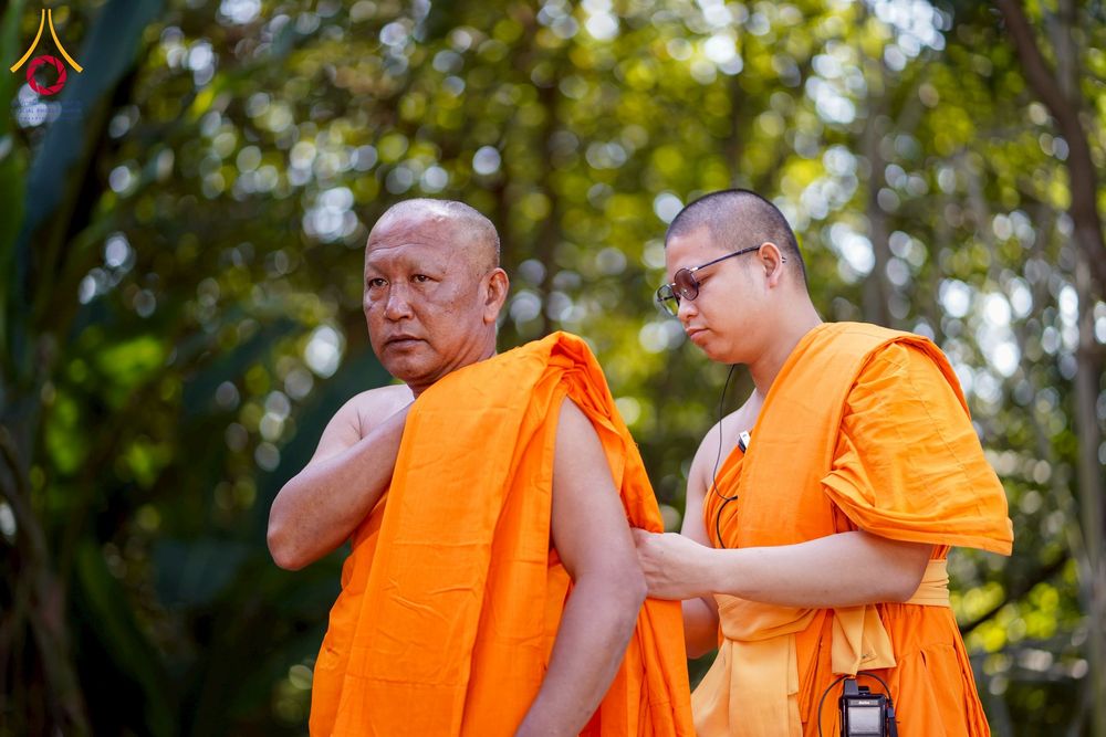 ภาพ No.275851:วันพุธที่ 3 ธันวาคม พ.ศ. 2568 พิธีบรรพชาอุปสมบท โครงการอุปสมบทบูชาธรรมมหาปูชนียาจารย์ ศูนย์อบรม : ศูนย์ส่งเสริมศีลธรรม จ.พะเยา ณ โบราณสถานพระธาตุจอมทอง และ โบสถ์กลางน้ำ วัดพระธาตุศรีโคมคำ อำเภอเมือง จังหวัดพะเยา