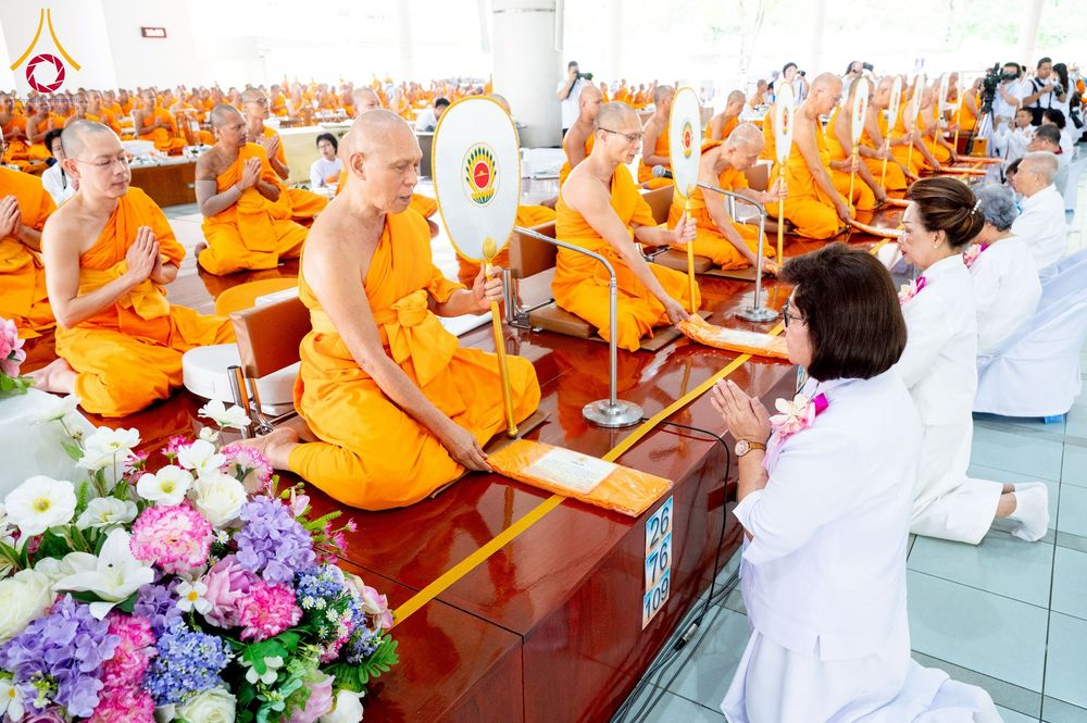 ภาพ No.245105:วันพุธที่ 10 กันยายน พ.ศ. 2568 พิธีถวายภัตตาหารเมนูสวรรค์ เนื่องในวันครบ 25 ปี วันละสังขารคุณยายอาจารย์มหารัตนอุบาสิกาจันทร์ ขนนกยูง ณ หอฉันคุณยายอาจารย์ฯ วัดพระธรรมกาย