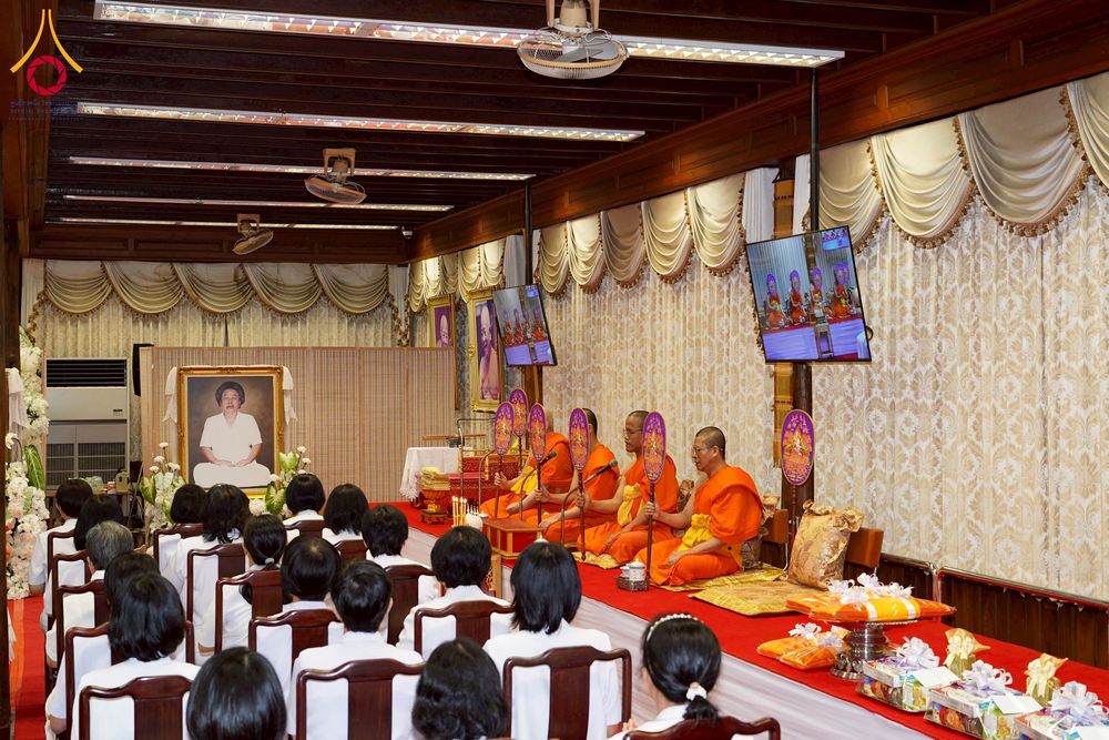 ภาพ No.270778:วันที่ 18 พฤศจิกายน พ.ศ. 2568 วัดพระธรรมกาย เป็นเจ้าภาพบำเพ็ญกุศล  คุณยายอาจารย์ ดร.ตรีธา เนียมขำ  อดีตนายกสมาคมศิษย์หลวงพ่อวัดปากน้ำ ณ ศาลาสตมานุสรณ์ (ศาลาเรือนไทย) วัดปากน้ำ  พระอารามหลวง เขตภาษีเจริญ กรุงเทพมหานคร