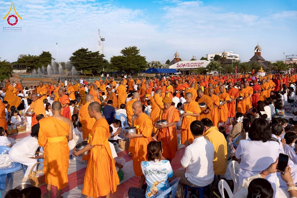 ภาพ No.276904:วันเสาร์ที่ 6 ธันวาคม พ.ศ. 2568 พิธีตักบาตรพระ 1,000 รูป อุทิศถวายพระราชกุศลสมเด็จพระนางเจ้าสิริกิติ์ พระบรมราชินีนาถ พระบรมราชชนนี พันปีหลวง และ ทำบุญเมืองลำปาง ครบรอบ 1,345 ปี ณ ลานพระบรมราชานุสาวรีย์สมเด็จพระนเรศวรมหาราชนครลำปาง อ.เกาะคา จ.ลำปาง