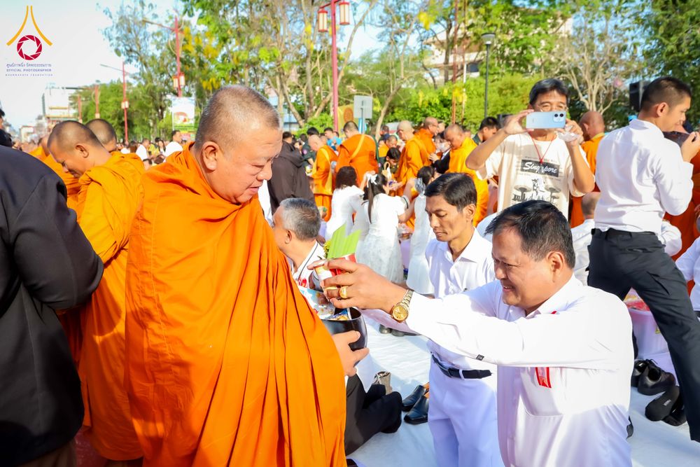 ภาพ No.313981:วันอาทิตย์ที่ 14 มีนาคม พ.ศ. 2569 ทำบุญเมืองหาดใหญ่ตักบาตรพระ 1,109 รูป เติมบุญใหญ่ หลังวิกฤตมหาอุทกภัย ณ ซุ้มประตูไชน่าทาวน์ ถนนศุภสารรังสรรค์ อ.หาดใหญ่ จ.สงขลา