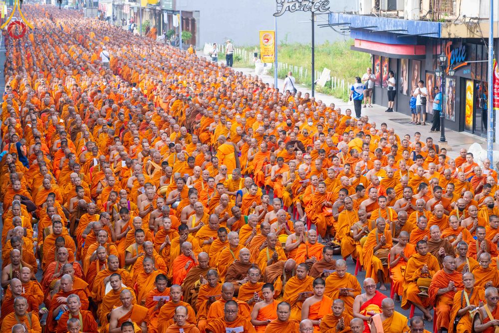 ภาพ No.343180:วันอาทิตย์ที่ 16 สิงหาคม พ.ศ.2569 พิธีตักบาตรพระ 10,000 รูป นานาชาติ ปีที่ 23 คณะสงฆ์ 4 ประเทศ 14 จังหวัดภาคใต้ น้อมถวายเป็นพุทธบูชา ทำบุญเพื่อแม่- พ่อ ณ ถนนนิพัทธ์อุทิศ 3 อ.หาดใหญ่ จ.สงขลา