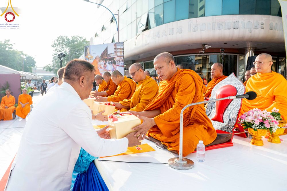 ภาพ No.343166:วันอาทิตย์ที่ 16 สิงหาคม พ.ศ.2569 พิธีตักบาตรพระ 10,000 รูป นานาชาติ ปีที่ 23 คณะสงฆ์ 4 ประเทศ 14 จังหวัดภาคใต้ น้อมถวายเป็นพุทธบูชา ทำบุญเพื่อแม่- พ่อ ณ ถนนนิพัทธ์อุทิศ 3 อ.หาดใหญ่ จ.สงขลา