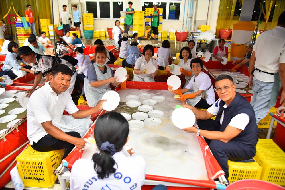 ภาพ No.325238:วันที่ 24-25 เมษายน พ.ศ.2569  เจ้าหน้าที่และอาสาสมัครรับบุญเก็บงานล้างภาชนะ งานถวายมหาสังฆทาน 40,000 กว่าวัดทั่วประเทศ  ณ โรงครัว 71 ปีวัดพระธรรมกาย
