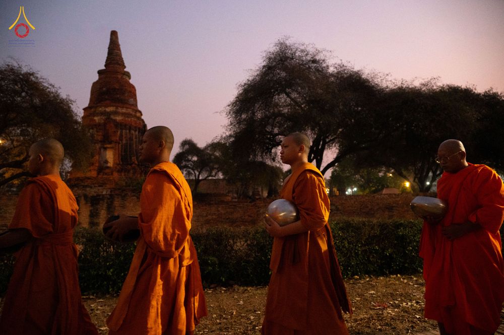 ภาพ No.317993:วันเสาร์ที่ 4 เมษายน พ.ศ. 2569 งานทำบุญเมืองใจกลางอยุธยา  ตักบาตรพระ 1,109 รูป ณ ถนนชีกุน หน้าวัดมหาธาตุ และวัดราชบูรณะ