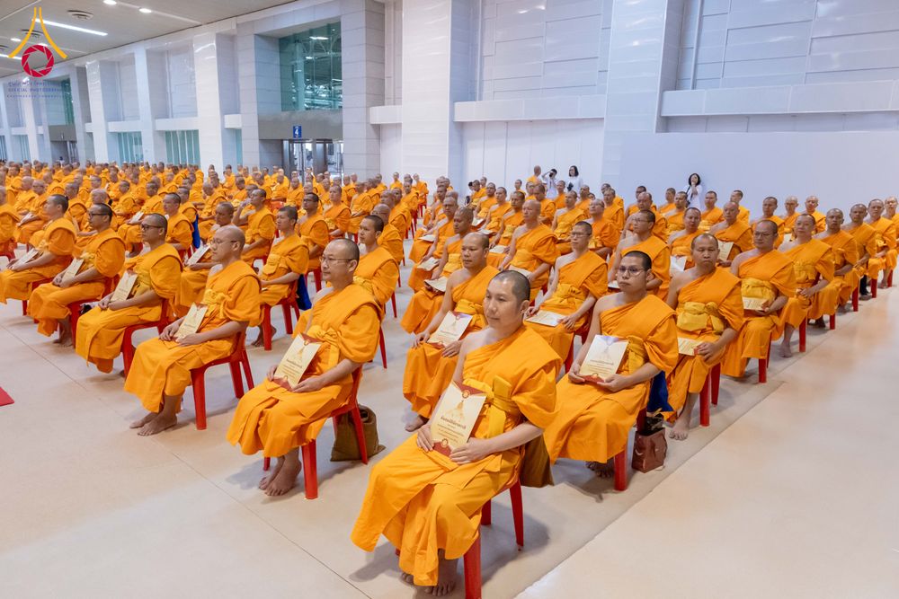 ภาพ No.284891:วันอาทิตย์ที่ 14 ธันวาคม พ.ศ.2568  พิธีปฏิบัติธรรม พิธีถวายภัตตาหารเป็นสังฆทาน พิธีมอบต้นสมบัติจักรพรรดิ ถวายแด่เจ้าอาวาสและประธานสงฆ์ 236 ศูนย์ส่งเสริมศีลธรรมทั่วโลก ณ สภาธรรมกายสากล วัดพระธรรมกาย