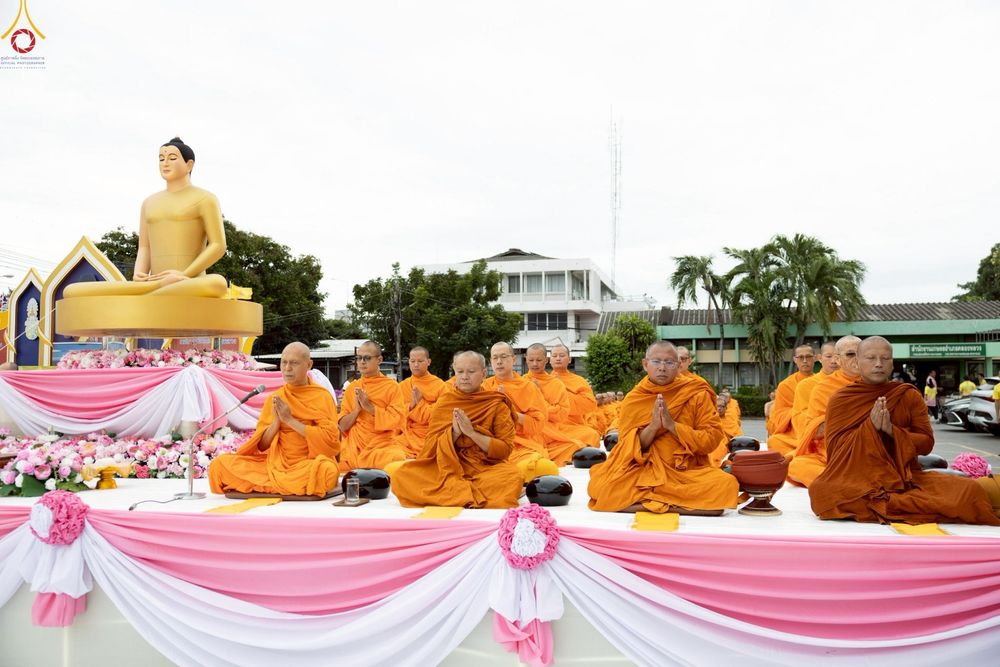 ภาพ No.241864:วันอาทิตย์ที่ 31 สิงหาคม พ.ศ. 2568 พิธีทำบุญแด่คณะสงฆ์ 122 รูป ฉลอง 121 ปี อำเภอคลองหลวง จ.ปทุมธานี เพื่อนำส่งช่วยเหลือคณะสงฆ์ 323 วัด 4 จังหวัดชายแดนภาคใต้ และช่วยเหลือประชาชนจากเหตุปะทะ แนวชายแดนไทย-กัมพูชา ณ บริเวณหน้าที่ว่าการอำเภอคลองหลวง 
