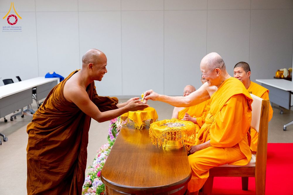 ภาพ No.222597:วันที่ 23 เมษายน พ.ศ. 2568 หลวงพ่อทัตตชีโวต้อนรับคณะสงฆ์บังกลาเทศ ณ อาคาร 100 ปี คุณยายมหารัตนอุบาสิกาจันทร์ ขนนกยูง วัดพระธรรมกาย