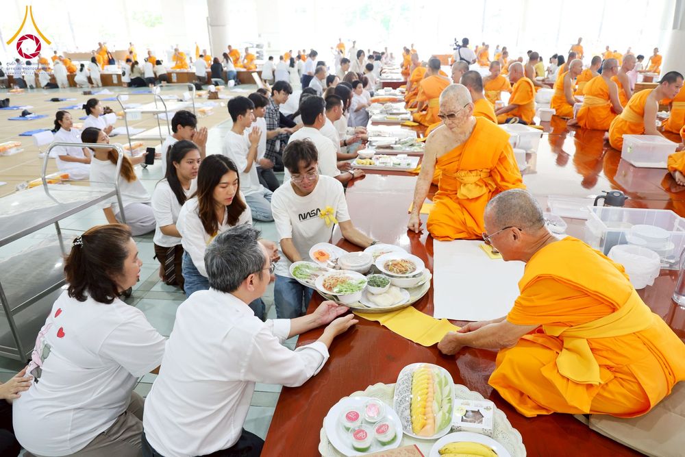ภาพ No.262659:วันที่ 18,25 ตุลาคม พ.ศ. 2568 พิธีถวายภัตตาหารเมนูสวรรค์ เพื่อการบรรลุธรรม ณ หอฉันคุณยายอาจารย์ฯ วัดพระธรรมกาย