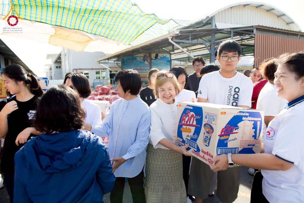 ภาพ No.273654:วันที่ 27 พฤศจิกายน พ.ศ. 2568 คณะศิษยานุศิษย์วัดพระธรรมกาย มูลนิธิธรรมกาย มอบอาหารและสิ่งของความช่วยเหลือให้พี่น้องชาวใต้ ผู้ประสบอุทกภัยน้ำท่วม