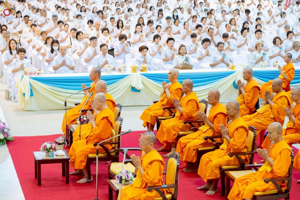 ภาพ No.251232:วันที่ 10 ตุลาคม พ.ศ. 2568 พิธีปฏิบัติธรรม ในวันคล้ายวันเกิด 141 ปี พระมงคลเทพมุนี (สด จนฺทสโร) พระผู้ปราบมาร ณ สภาธรรมกายสากล วัดพระธรรมกาย