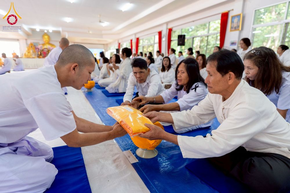 ภาพ No.275840:วันพุธที่ 3 ธันวาคม พ.ศ. 2568 พิธีบรรพชาอุปสมบท โครงการอุปสมบทบูชาธรรมมหาปูชนียาจารย์ ศูนย์อบรม : ศูนย์ส่งเสริมศีลธรรม จ.พะเยา ณ โบราณสถานพระธาตุจอมทอง และ โบสถ์กลางน้ำ วัดพระธาตุศรีโคมคำ อำเภอเมือง จังหวัดพะเยา