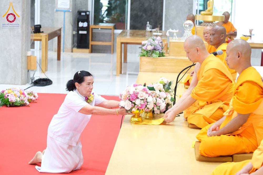 ภาพ No.277907:พิธีตัดปอยผมและปลงผมนาคธรรมทายาท พิธีขอขมาผู้ปกครอง ณ ศูนย์อบรมเยาวชนนครปฐม จ.นครปฐม และพิธีมอบบาตร ผ้าไตร นาคธรรมทายาท พิธีบรรพชา อุปสมบทหมู่ ณ วัดลาดหญ้าไทร จ.นครปฐม