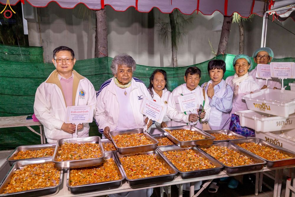 ภาพ No.190560:สาธุชนถวายภัตตาหารเป็นสังฆทาน แด่พระธรรมยาตรา ณ อนุสรณ์สถานมหาวิหารพระมงคลเทพมุนี (โลตัสแลนด์) อ.สองพี่น้อง จ.สุพรรณบุรี ในโครงการธรรมยาตรา กตัญญูบูชา มหาปูชนียาจารย์ พระมงคลเทพมุนี(สด จนฺทสโร) พระผู้ปราบมาร แห่ง ปีที่ 13 วันที่ 7 มกราคม พ.ศ.2568