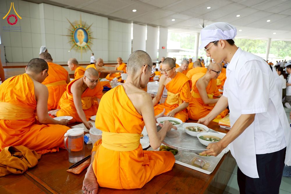 ภาพ No.268284:วันที่ 8 พฤศจิกายน พ.ศ. 2568 พิธีถวายภัตตาหารเมนูสวรรค์ เพื่อการบรรลุธรรม ณ หอฉันคุณยายอาจารย์ฯ วัดพระธรรมกาย
