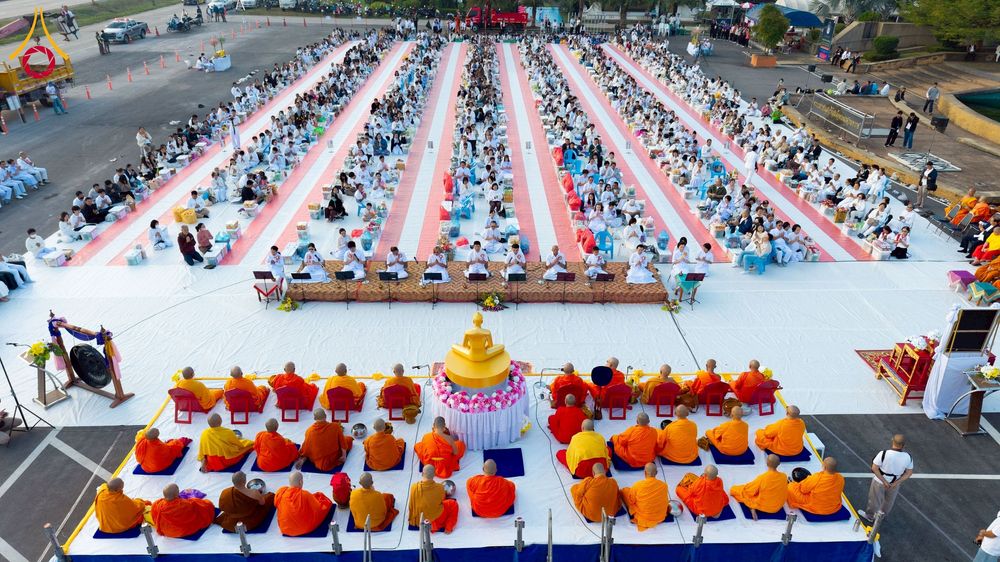 ภาพ No.276894:วันเสาร์ที่ 6 ธันวาคม พ.ศ. 2568 พิธีตักบาตรพระ 1,000 รูป อุทิศถวายพระราชกุศลสมเด็จพระนางเจ้าสิริกิติ์ พระบรมราชินีนาถ พระบรมราชชนนี พันปีหลวง และ ทำบุญเมืองลำปาง ครบรอบ 1,345 ปี ณ ลานพระบรมราชานุสาวรีย์สมเด็จพระนเรศวรมหาราชนครลำปาง อ.เกาะคา จ.ลำปาง