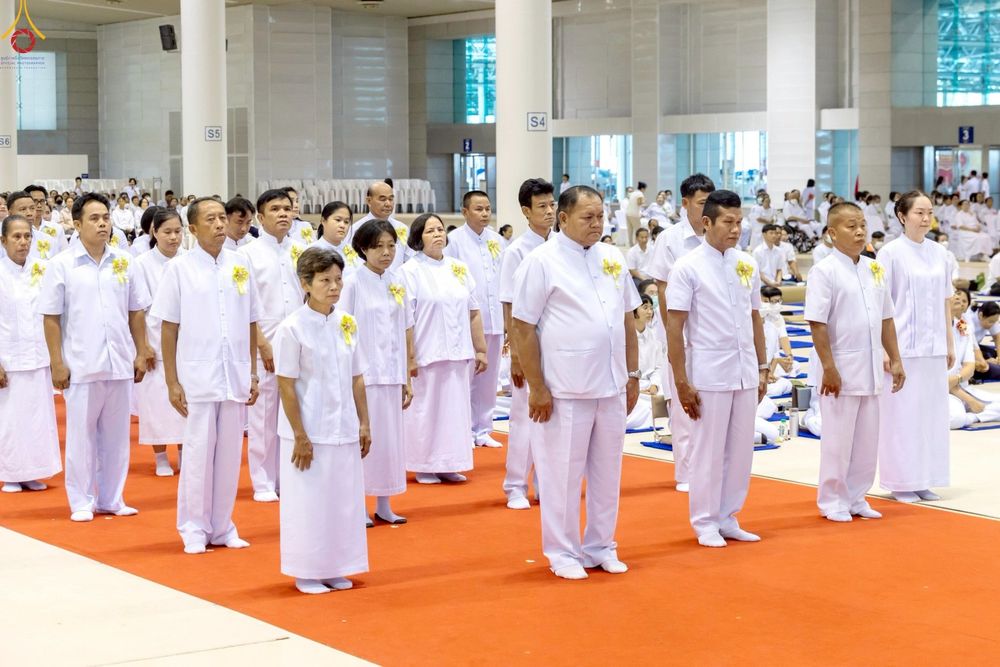 ภาพ No.233748:วันเสาร์ที่ 19 กรกฎาคม พ.ศ.2568 วันมหารำลึก ครั้งที่ 35 พิธีรำลึกถึงนักสร้างบารมี , พิธีสวดพระพุทธมนต์ , พิธีทอดผ้าบังสกุลและถวายไทยธรรม วัดพระธรรมกาย