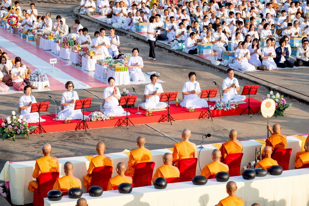 ภาพ No.250520:วันพุธที่ 8 ตุลาคม พ.ศ. 2568 พิธีตักบาตรเทโวโรหณะ ณ ลานธรรมปทุมรัตน์ธรรมเจดีย์ พุทธอุทยานนานาชาติ อ.โพนพิสัย จ.หนองคาย