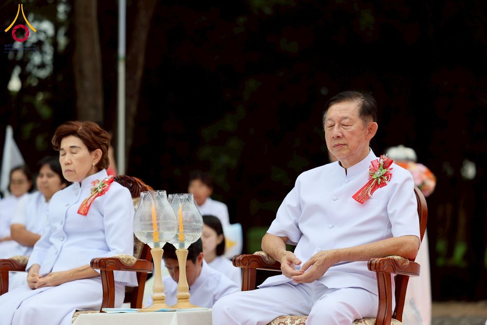 ภาพ No.261863:วันที่ 14 ตุลาคม พ.ศ. 2568 พิธีกลั่นแผ่นดิน โปรยทรายตอกเสาเข็มมหามงคลต้นแรก  สร้างองค์พระเจดีย์และจุดประทีปถวายเป็นพุทธบูชา ณ ศูนย์ปฏิบัติธรรมชัยนาท ต.ธรรมามูล อ.ชัยนาท จ.ชัยนาท