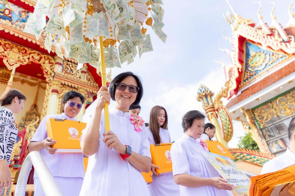 ภาพ No.259235:วันที่ 19 ตุลาคม พ.ศ. 2568 พิธีทอดกฐินสามัคคีทั่วไทย 30,000 วัด โดยคณะศิษยานุศิษย์ บูชาธรรม 81 ปี หลวงพ่อธัมมชโย ณ วัดบ้านพร้าวนอก ต.เชียงรากใหญ่ อ.สามโคก จ.ปทุมธานี