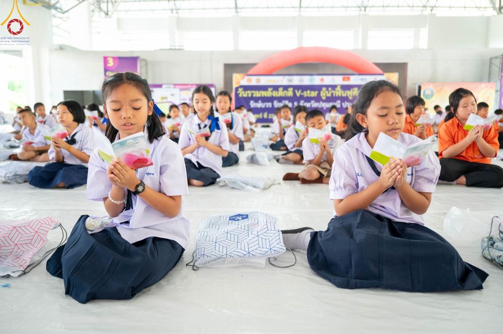 ภาพ No.103764:วันรวมพลังเด็กดี V-Star ผู้นำฟื้นฟูศีลธรรมโลก "รักษ์บวร รักษ์ศีล ๕ จังหวัดปทุมธานี" ปีที่ 5 ปีการศึกษา 2566 ณ วัดสายสุวพรรณ จ.ปทุมธานี วันศุกร์ที่ 22 ธันวาคม พ.ศ. 2566