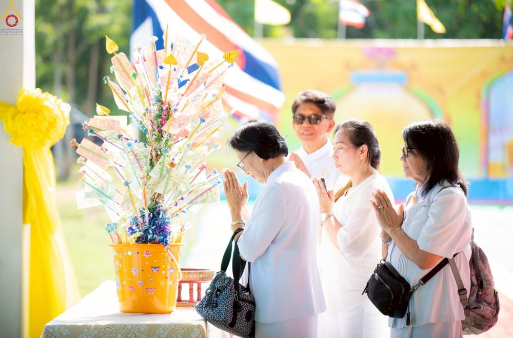 ภาพ No.255245:วันที่ 12 ตุลาคม พ.ศ. 2568 พิธีอัญเชิญพระบรมสารีริกธาตุและบรรจุ ลงในพระเกตุพระประธาน , พิธีทอดกฐินสามัคคีทั่วไทย 30,000 วัด โดยคณะศิษยานุศิษย์ วัดพระธรรมกาย  บูชาธรรม 81 ปี หลวงพ่อธัมมชโย ณ ธุดงคสถานเขาย้อย จ.เพชรบุรี