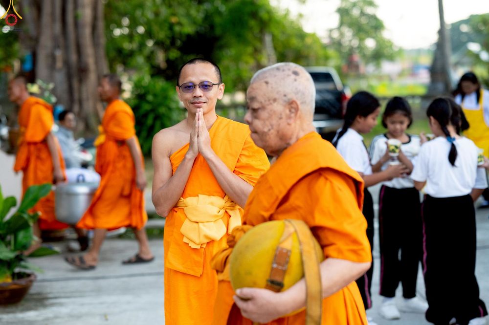 ภาพ No.234359:วันพฤหัสบดีที่ 24 กรกฎาคม พ.ศ. 2568 พิธีถวายสังฆทานแก่คณะสงฆ์ 323 วัด , พิธีมอบกองทุนหนุนแรงใจช่วยครูใต้ , พิธีทำบุญส่วนกุศลแด่ผู้วายชนม์ ในเหตุการณ์ความไม่สงบ 4 จังหวัด ชายแดนภาคใต้ (ปัตตานี , ยะลา , นราธิวาส , สงขลา) ปีที่ 21 ครั้งที่ 179 ณ วัดเวฬุวัน 