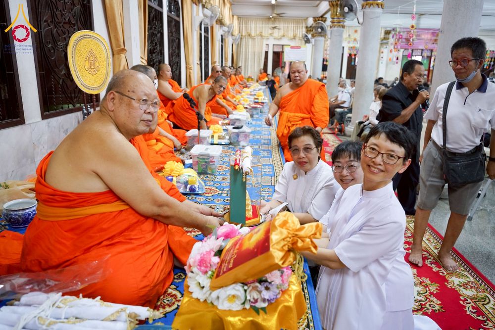 ภาพ No.273426:วันที่ 1 พฤศจิกายน พ.ศ. 2568 พิธีทอดกฐินสามัคคีทั่วไทย ณ วัดทินกรนิมิต อ.เมือง จ.นนทบุรี โดยคณะศิษยานุศิษย์ บูชาธรรม 81 ปี หลวงพ่อธัมมชโย