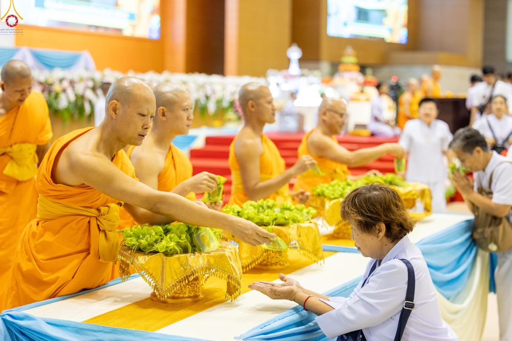 ภาพ No.311705:วันอาทิตย์ต้นเดือนที่ 1 มีนาคม พ.ศ.2569 สัมมนาพิเศษ พิธีมอบรูปหล่อโลหะหลวงปู่วัดปากน้ำ พระมงคลเทพมุนี พิธีมุทิตาสักการะในโอกาสพระครูปลัดรัตนวีรวัฒน์(รังสฤษดิ์ อิทธิจินฺตโก) เจ้าอาวาสวัดพระธรรมกาย  ดำรงตำแหน่งเป็น “ที่ปรึกษาเจ้าคณะจังหวัดปทุมธานี”  ณ ห้อง