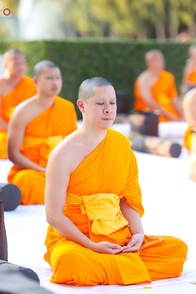 ภาพ No.281601:วันที่ 24 ธันวาคม พ.ศ.2568 พระธรรมยาตรา ปฏิบัติธรรม และถ่ายภาพหมู่ประวัติศาสตร์ ณ ลานหน้ามหาวิหารพระมงคลเทพมุนีฯ วัดพระธรรมกาย