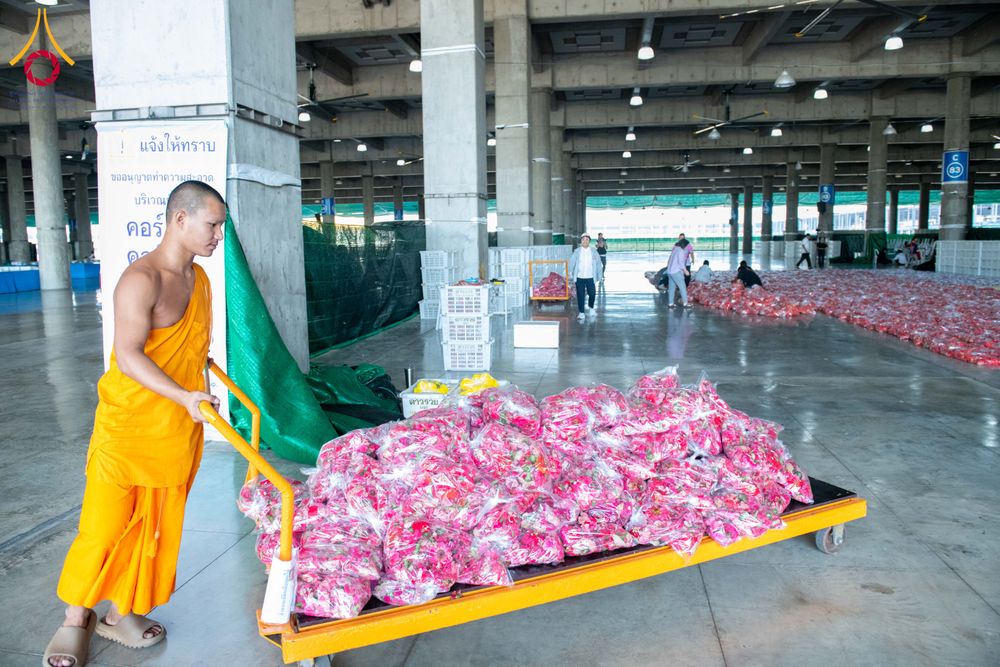 ภาพ No.279476:วันที่ 19-26 ธันวาคม พ.ศ. 2568 และ วันที่ 1 มกราคม พ.ศ.2569 รับบุญปลิดกลีบดอกไม้ เพื่อโปรยต้อนรับพระธรรมยาตรา