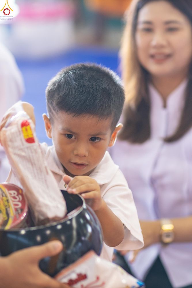 ภาพ No.327958:วันที่ 3 พฤษภาคม พ.ศ.2569 พิธีตักบาตร ข้าวสารอาหารแห้ง ณ บ้านแก้วเรือนทองคุณยายอาจารย์ฯ วัดพระธรรมกาย