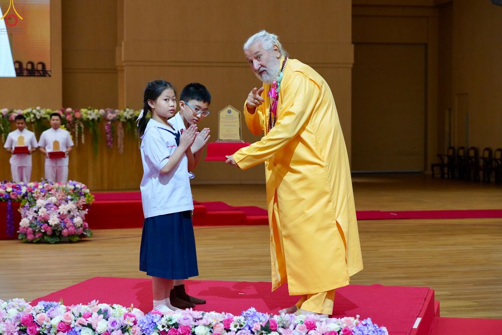 ภาพ No.311905:วันอังคารที่ 3 มีนาคม พ.ศ.2569 พิธีมอบโล่วัชรเกียรติยศ โครงการตอบปัญหาธรรมะทางก้าวหน้า ครั่งที่ 43, พิธีมอบโล่วัชรเกียรติยศ โครงการสอบตอบปัญหาศีลธรรม เพื่อสันติภาพโลก (World-Pec) ครั้งที่ 19 ณ สภาธรรมกายสากล วัดพระธรรมกาย