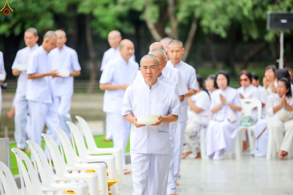 ภาพ No.330550:วันที่ 30 พฤษภาคม พ.ศ.2569 พิธีตัดปอยผมและปลงผม อุบาสกอุปสมบทอุทิศชีวิต 11 ท่าน (ภาพชุดที่ 2) ณ โบสถ์พระไตรปิฎก วัดพระธรรมกาย จังหวัดปทุมธานี
