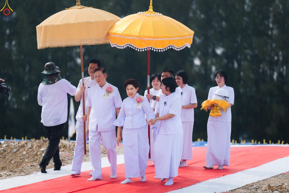 ภาพ No.331419:วันที่ 31 พฤษภาคม พ.ศ.2569 พิธีทอดผ้าป่าและตอกเสาเข็มมงคลต้นแรก องค์พระเจดีย์เพื่อสร้างสันติภาพโลก  ณ ธุดงคสถานพัฒนานิคม จังหวัดลพบุรี