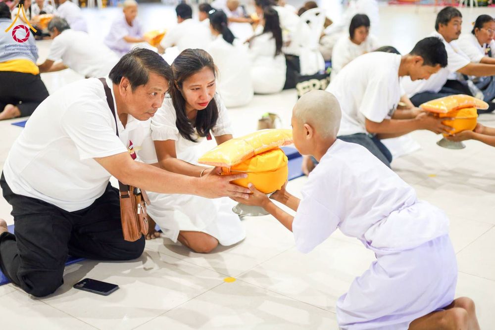 ภาพ No.317478:วันอาทิตย์ ที่ 29 มีนาคม พ.ศ.2569  พิธีปลงผม , พิธีขอขมามอบบาตรและผ้าไตร , พิธีบรรพชา ณ ศูนย์ปฏิบัติธรรมสมุทรปราการ จำนวน 42 รูป